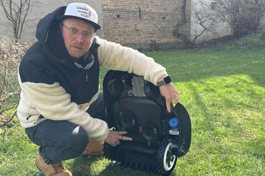 Der ECOVACS GOAT A1600 LiDAR PRO im Test werden die zwei Mähteller von unten gezeigt. 